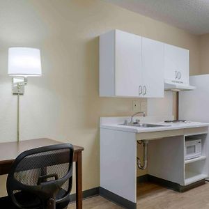 Queen studio 1 Queen Bed Disability Access or Non-Smoking